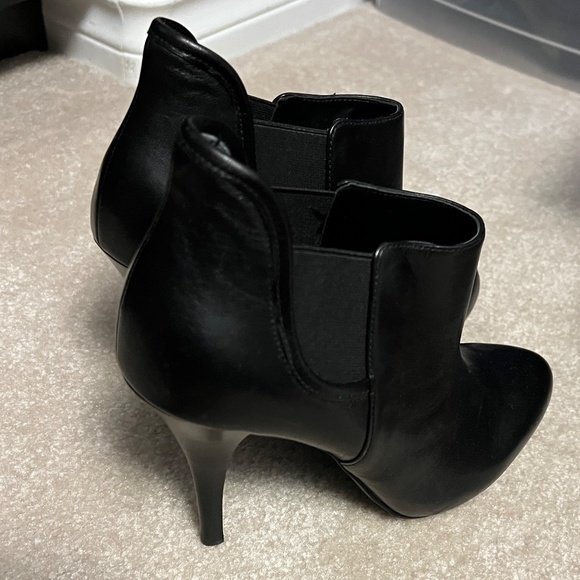 Guess Booties - Picture 4 of 5